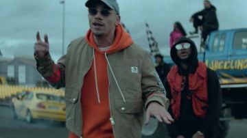Le sweatshirt à capuche orange de Mister V dans son clip GANG feat. Dosseh