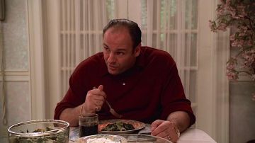 Polo borgoña usado por Tony Soprano (James Gandolfini) como se ve en Los Soprano (S01E11)