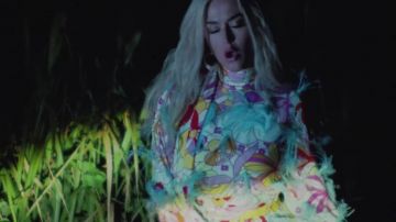 Manche longue col roulé multicolore robe avec des plumes portées par Katy Perry de Katy Perry - Harleys À Hawaii (Officiel)