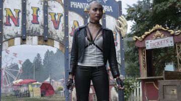 La Senza Diva à la Légère Doublée Demi soutien-gorge de la Prudence de la Nuit (Tati Gabrielle) en Paralysant les Aventures de Sabrina