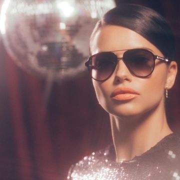 The sunglasses panther Deprives Revaux of Adriana Lima on the account Instagram of @adrianalima