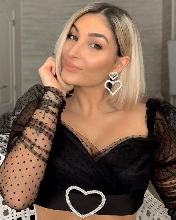 Le top à bande sous la poitrine a un détail en forme de cœur en cristal de Lufy sur le compte Instagram de @lufyyyy