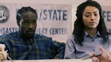 Camisa azul a cuadros usada por Blink (Shameik Moore) como se ve en Cut Throat City