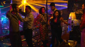 The black jumpsuit of Isabella Bautista (Teresa Ruiz) in Narcos: Mexico (S02E04)