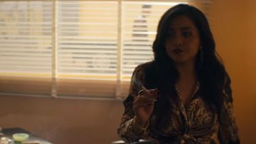 The yellow shirt of Isabella Bautista (Teresa Ruiz) in Narcos: Mexico (S02E05)
