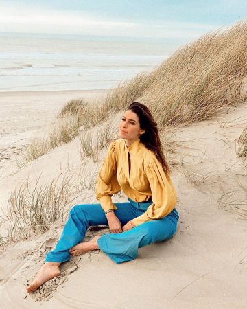 The shirt ochre of Laury Thilleman on the account Instagram of @laurythilleman