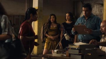 The leopard print jacket of Isabella Bautista (Teresa Ruiz) in Narcos: Mexico (S02E05)