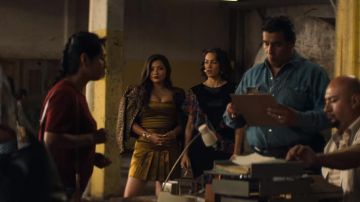 The mini and bodycon green/gold dress of Isabella Bautista (Teresa Ruiz) in Narcos: Mexico (S02E05)