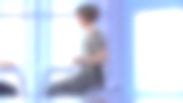 El vestido ajustado y medio largo, negro y crudo de Mélanie Taravant en C à dire el 17.02.2020