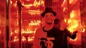 El suéter Burberry blanco y negro de Soolking en su video musical Meleğim feat. Dadju