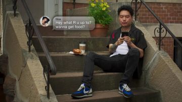 Las zapatillas Nike negras y azules usadas por Doug (Jonathan Park) en Awkwafina es Nora From Queens (S01E02)