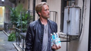 Chaqueta de cuero usada por Benjamin 'Benji' J. Ashby III (Lou Taylor Pucci) como se ve en YOU (S01E01)