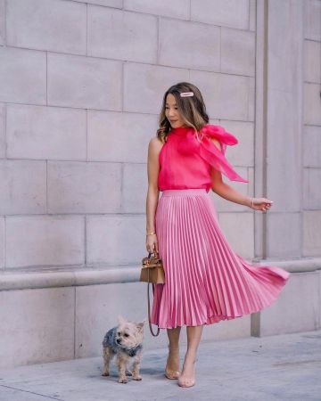 Falda plisada de Stephanie en la cuenta de Instagram @stephaniehlam