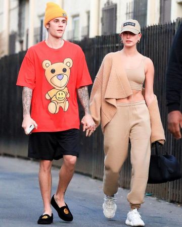 Adidas Originals Yung Baskets portées par Hailey Baldwin à West Hollywood, le 17 février 2020