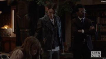 Chaqueta acolchada de cuero negro usada por Kate Kane (Ruby Rose) en Batwoman Temporada 1 Episodio 12