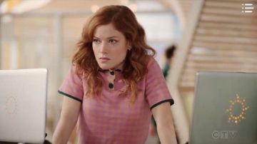 Pink Checked Knit Po­lo Sweater worn by Zoey (Jane Levy) in Zoey's Extraordinary Playlist Season 1 Episode 2