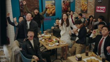 Falda de tweed blanca usada por Yoon Se-Ri (Son Ye-jin) en Crash Landing on You Episodio 13