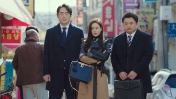 Bolso de hombro de cuero usado por Yoon Se-Ri (Son Ye-jin) en Crash Landing on You Episodio 12