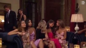 Magenta Strapless Flounce Jumpsuit usado por Madison P. en The Bachelor Temporada 24 Episodio 5