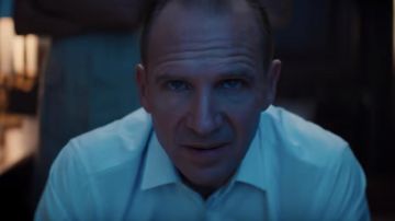 Camisa de traje blanco usada por M (Ralph Fiennes) como se ve en No Time to Die