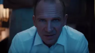 Camisa de traje blanco usada por M (Ralph Fiennes) como se ve en No Time to Die