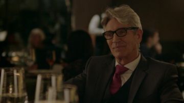 Gafas negras Ray-Ban usadas por Bernard Paley (Eric Roberts) como se ve en Kidding (S02E04)