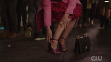 Tacones embellecidos rosas usados por Katy Keene (Lucy Hale) en Katy Keene Temporada 1 Episodio 2
