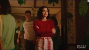 Suéter de punto de cable rojo usado por Katy Keene (Lucy Hale) en Katy Keene Temporada 1 Episodio 2