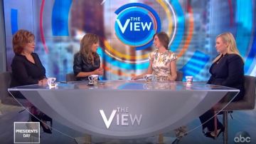 Oscar de la renta Blusa Floral Fil Coupé usada por Alison Brie en The View febrero 17, 2020