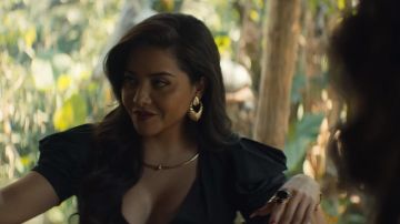 La gargantilla de oro de Isabella Bautista (Teresa Ruiz) en Narcos: México (S02E06)