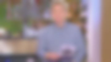 El cuello superior con incrustaciones de encaje ascendente en algodón de laguna por Anne-Élisabeth Lemoine en C à vous el 16.12.2019