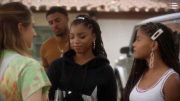 Camiseta sin mangas white Linen-Blend usada por Sky Forster (Halle Bailey) en la temporada 3 episodio 5