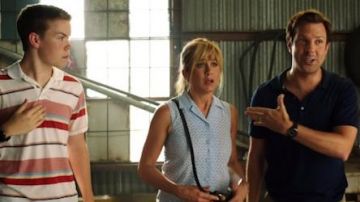 The polo navy blue of David Clark (Jason Sudeikis) in The Miller family in grass