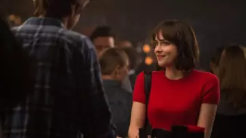 Red T-shirt of Alice (Dakota Johnson) in a Single, user manual