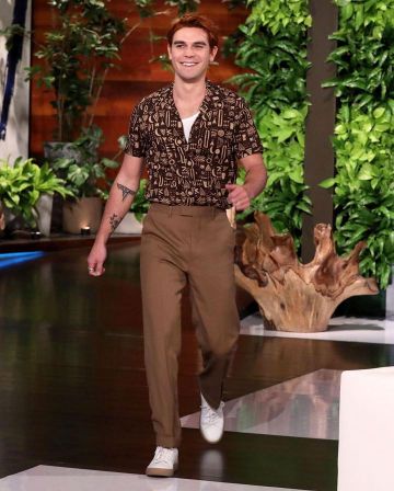 La camisa de KJ Apa en la cuenta de Instagram de @warrenalfiebaker en The Ellen Show