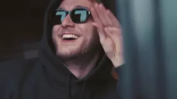 Sunglasses Saint Laurent of Vald in his clip KESKIVONFER