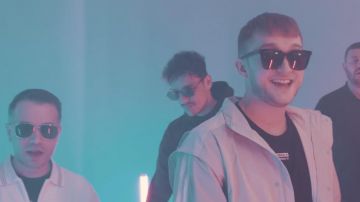 Les lunettes de soleil de Vald dans son clip KESKIVONFER