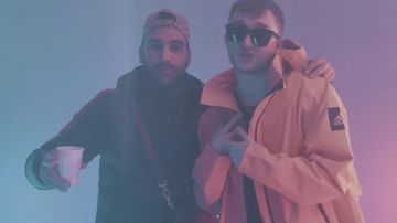 La veste de pluie jaune Adidas portée par Vald dans son clip KESKIVONFER 