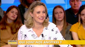 La camisa de corte recto, cuello clásico y botones cubiertos por Isabelle Moreau en L'Info du vrai el 18.02.2020