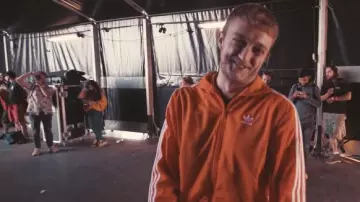 The tracksuit jacket orange worn by Vald in his clip KESKIVONFER