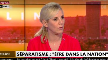 The blouse floaty red col lavallière eyelets and Laurence Ferrari in Punchline the 18.02.2020