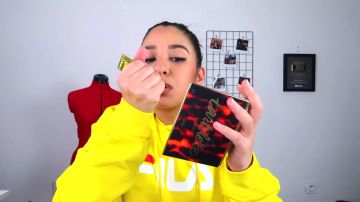 Le sweat FILA porté par Sherazade smh dans la vidéo JE ME TATOUE LES LÈVRES AU HENNÉ