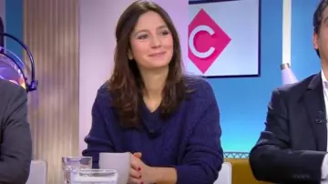 Le pull navy en grosse maille torsadée, col rond et de finitions côtelées de Marion Ruggieri dans C à vous le 11.02.2020