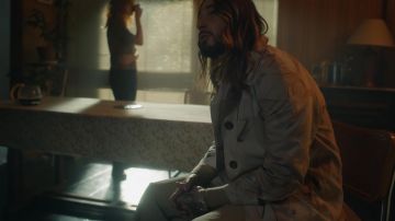 Gabardina de Andrea Crews de Sch en su videoclip Ça ira