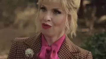 La broche en forme de lion en argent que porte de Coco St. Pierre Vanderbilt (Leslie Grossman) dans American Horror Story (S09E07)