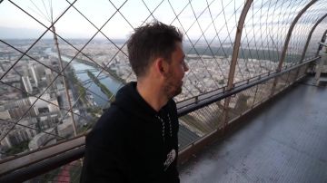 The sweat the north face worn by Peter Croce in hide-and-seek with the Eiffel Tower