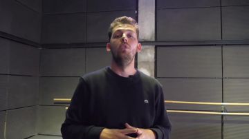 The sweat Lacoste worn by Peter Croce in the video 10 girls talk about their ideal partner