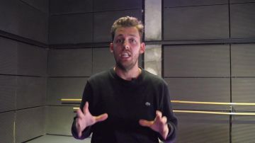 The sweat Lacoste worn by Peter Croce in the video 10 girls talk about their first time