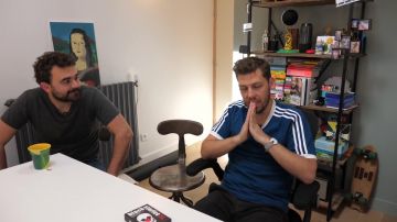 The t-shirt with adidas stripes worn by Peter Croce in the video Guess the dead : What is it really past ?