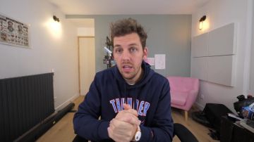 The sweat Thunder worn by Peter Croce in the video Twitch in 8 charts